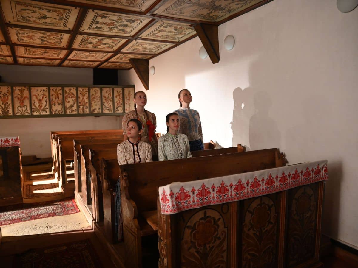 Emberek a templomban